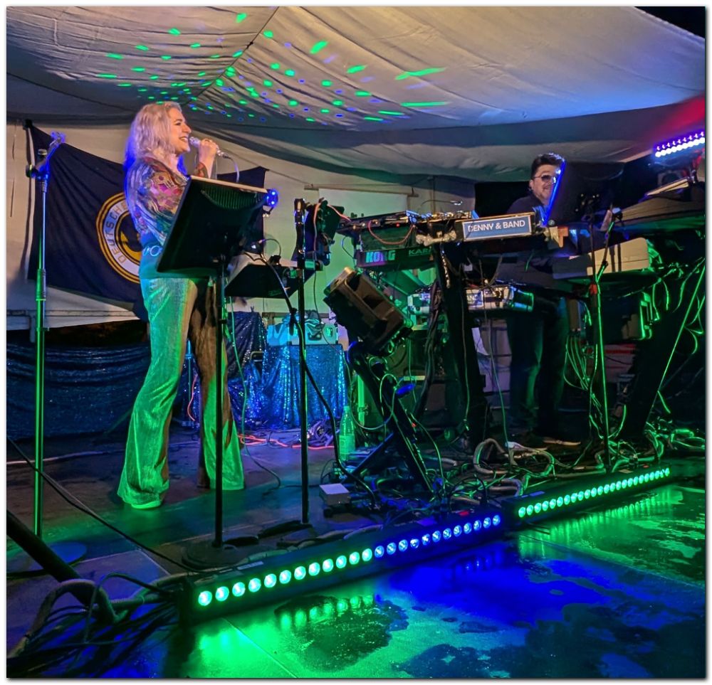 Partyduo DENNY & BAND aus dem Saarland für Hochzeit (auch italienische, französische), Kirmes, Stadtfest, Geburtstag, Firmenfeier, Betriebsfest, Polterabend, Dorffest, Gala, Jubiläum, Eröffnung, Tag der offenen Tür, Vernissage, Messe, Verein, Show, Fasching, Kappensitzung, Halloween, Weihnachtsfeier, Silvester, Pianist, Ü30, and und + Band, Top40 Partymusik Tanzmusik Livemusik Alleinunterhalter Duo Trio Quartett Saarland Saarbrücken Saarlouis Völklingen Pfalz Hessen Baden-Würtenberg Bayern NRW Luxembourg